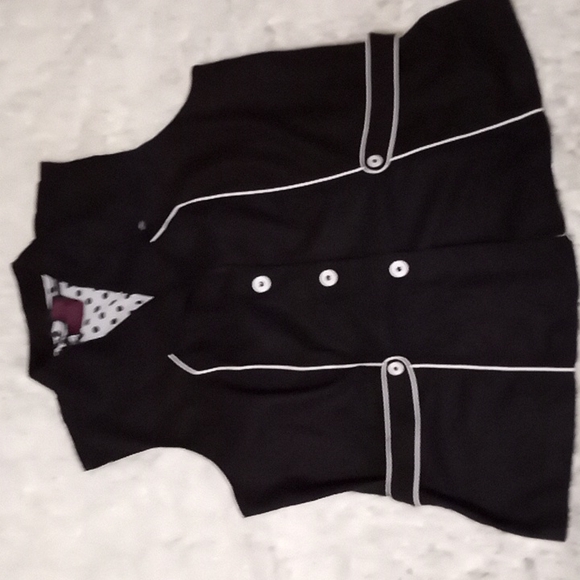 VEST - Picture 1 of 5